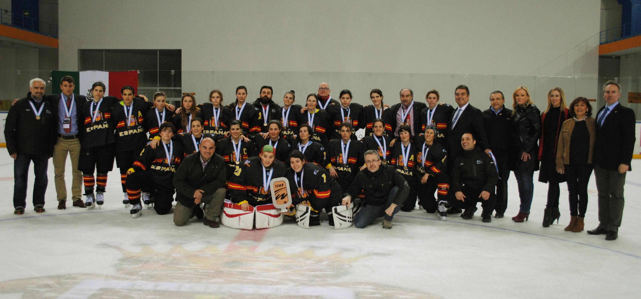 FOTO CON MEDALLAS ESPAÑA | FEDH | Federación Española de Deportes de Hielo