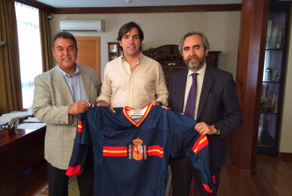 CAMISETA ESPAÑA POSANDO | FEDH | Federación Española de Deportes de Hielo