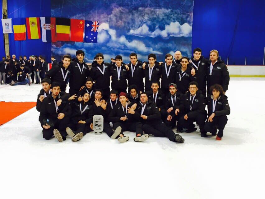 FOTO CON MEDALLAS SOBRE PISTA DE HIELO | FEDH | Federación Española de Deportes de Hielo