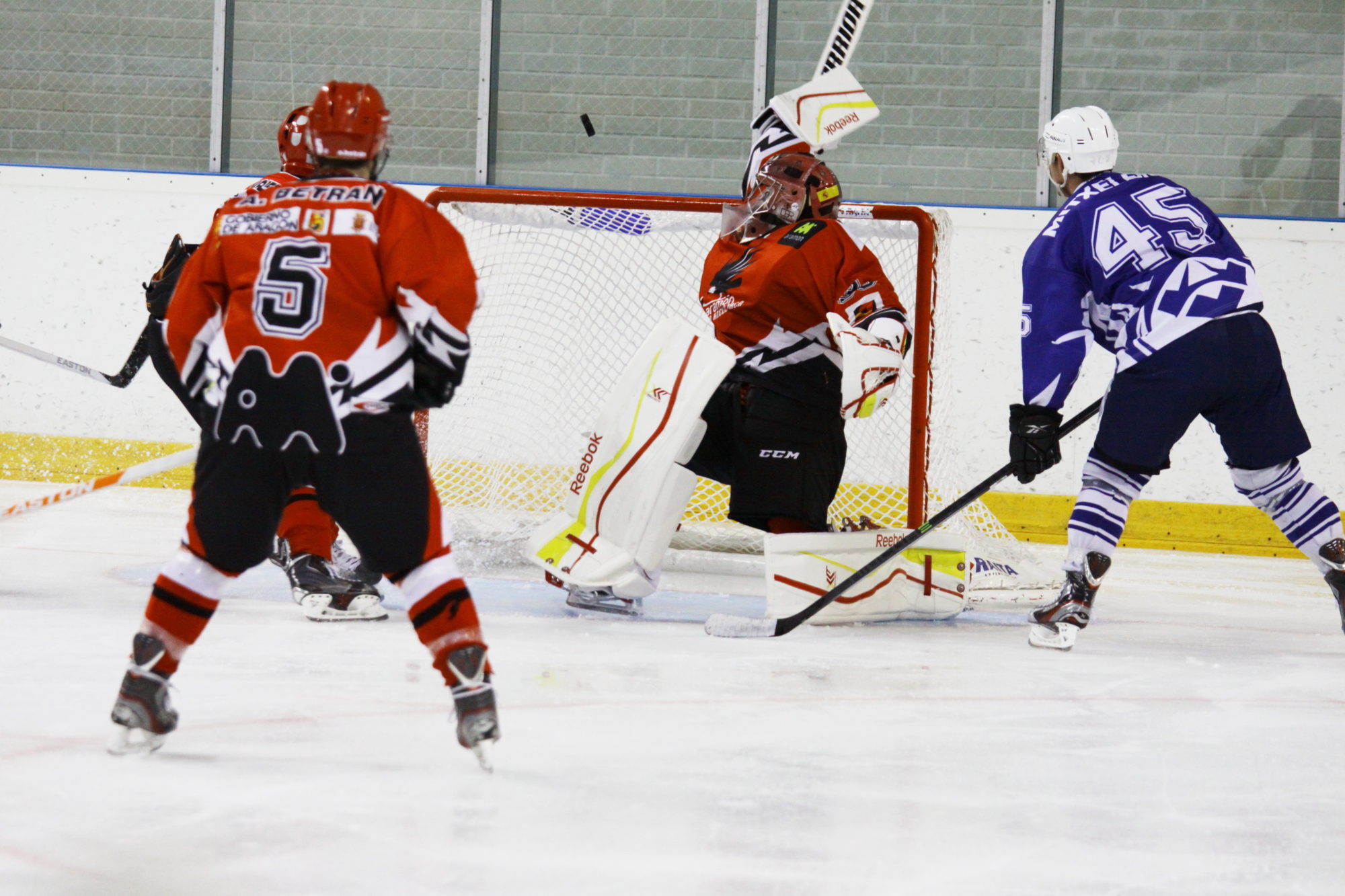 , CHH Txuri Urdin afianza su liderato en la LNHH, Real Federación Española Deportes de Hielo