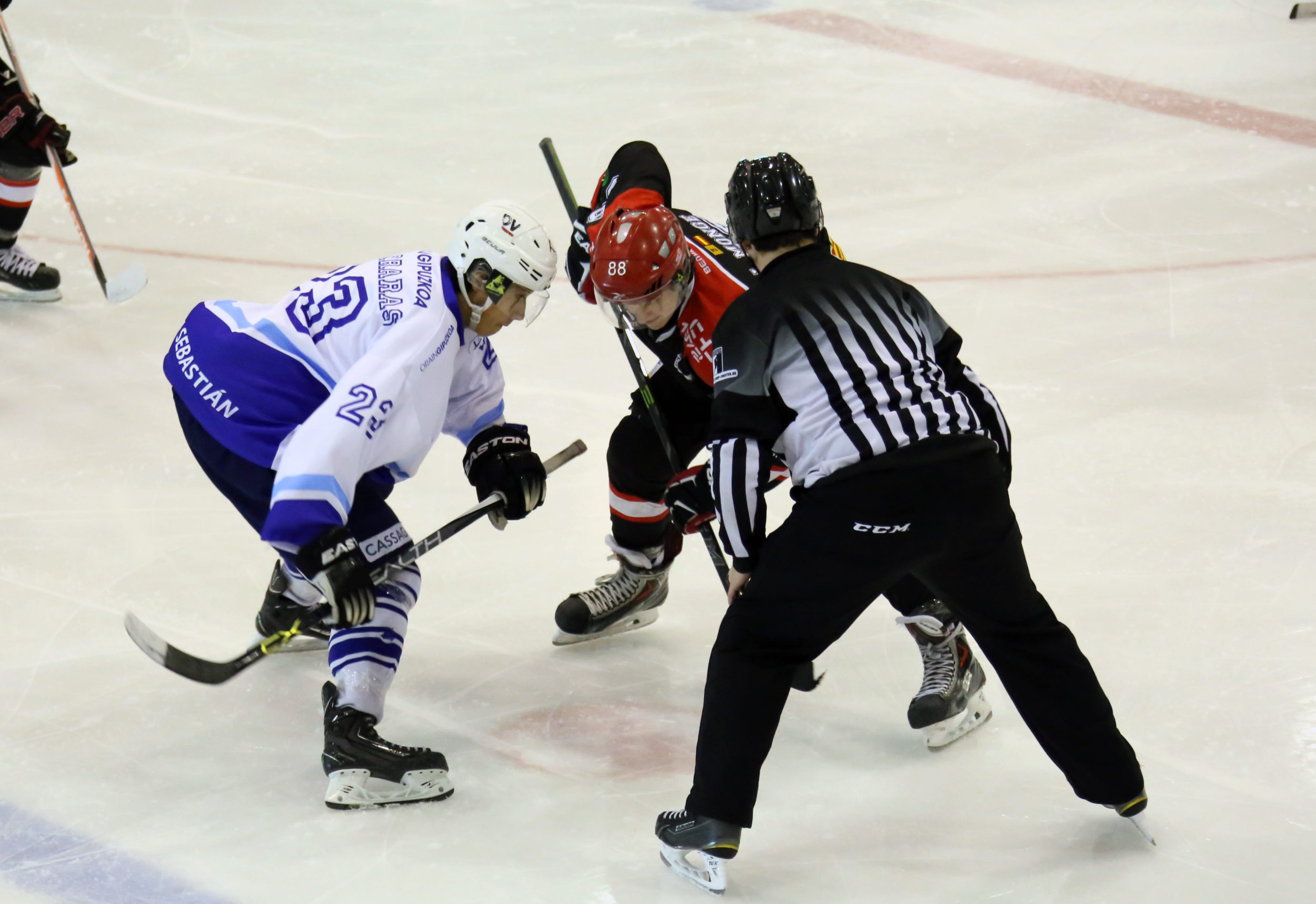 , CHH Txuri Urdin y CH Jaca toman la delantera en los «play off» de la LNHH, Real Federación Española Deportes de Hielo