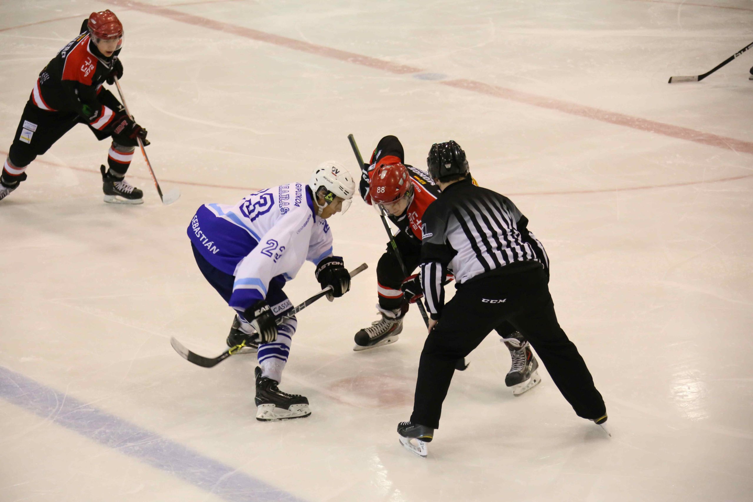 , CHH Txuri Urdin aumenta su ventaja en los play off de la LNHH, Real Federación Española Deportes de Hielo