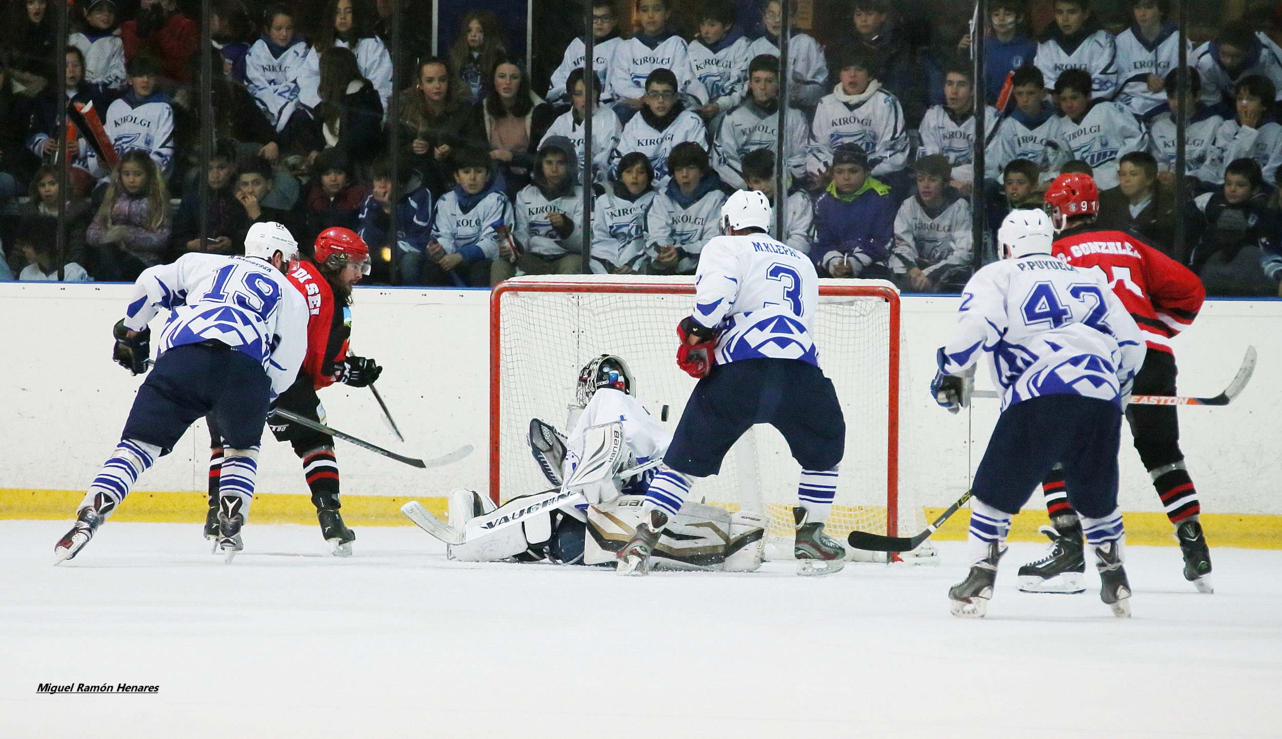 , CHH Txuri Urdin toma la delantera en la final de la LNHH, Real Federación Española Deportes de Hielo