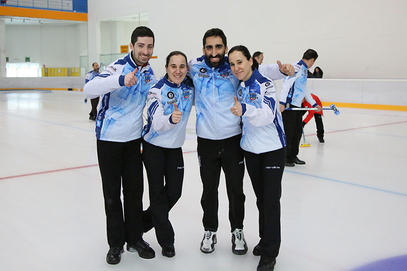 FEDHIELO. Real Federación Española Deportes de Hielo | foto de grupo sobre pista de hielo