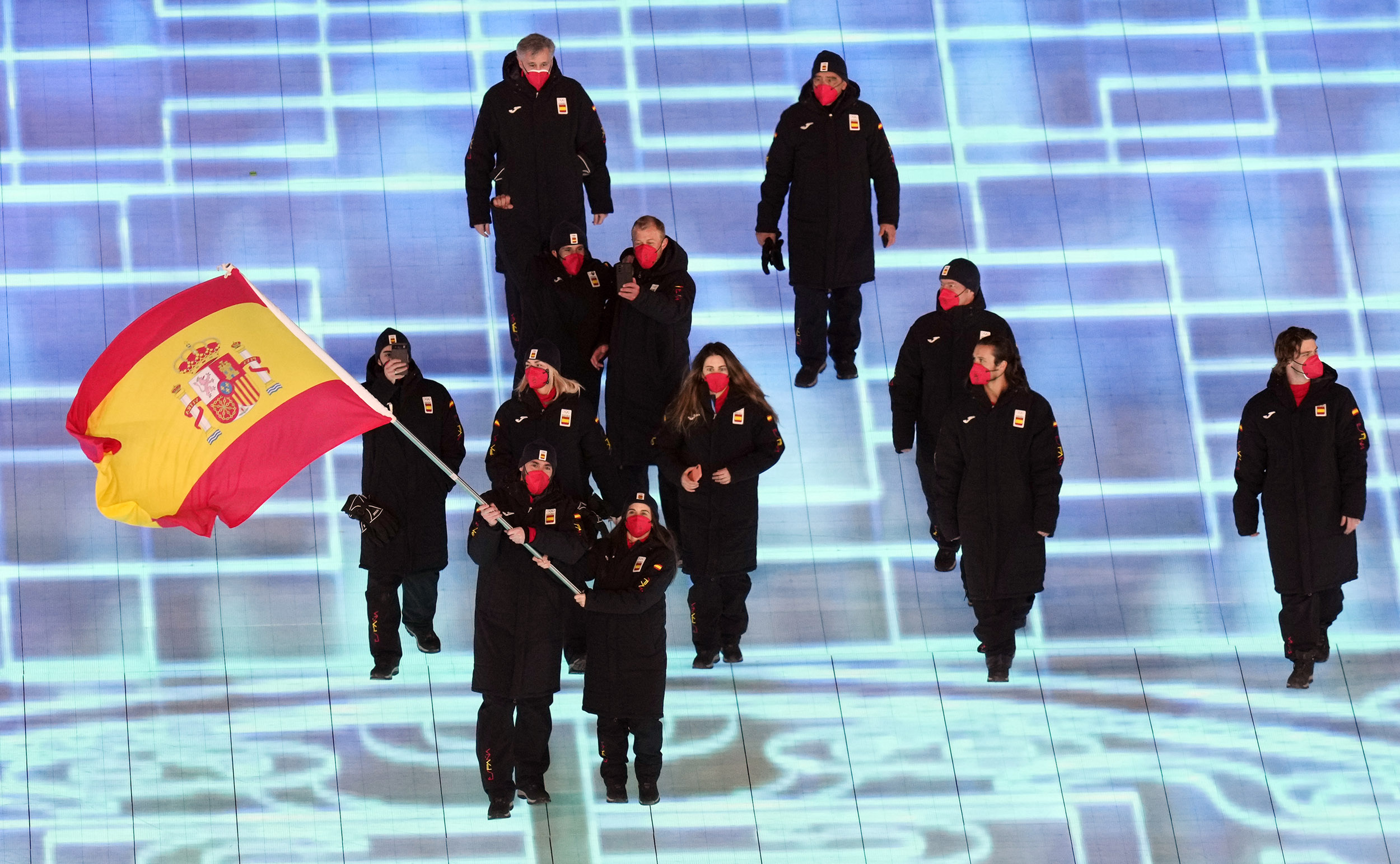 , Ander Mirambell y Queralt Castellet emocionan portando con orgullo la bandera de España, Real Federación Española Deportes de Hielo