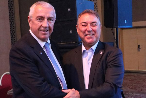 , Luc Tardif recibe a Frank González con motivo del Centenario del Hockey Hielo, Real Federación Española Deportes de Hielo