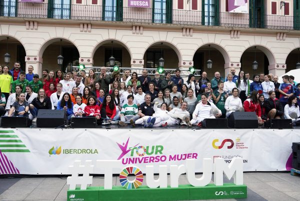 , La RFEDH participa en un multitudinario Tour Universo Mujer en Huesca, Real Federación Española Deportes de Hielo