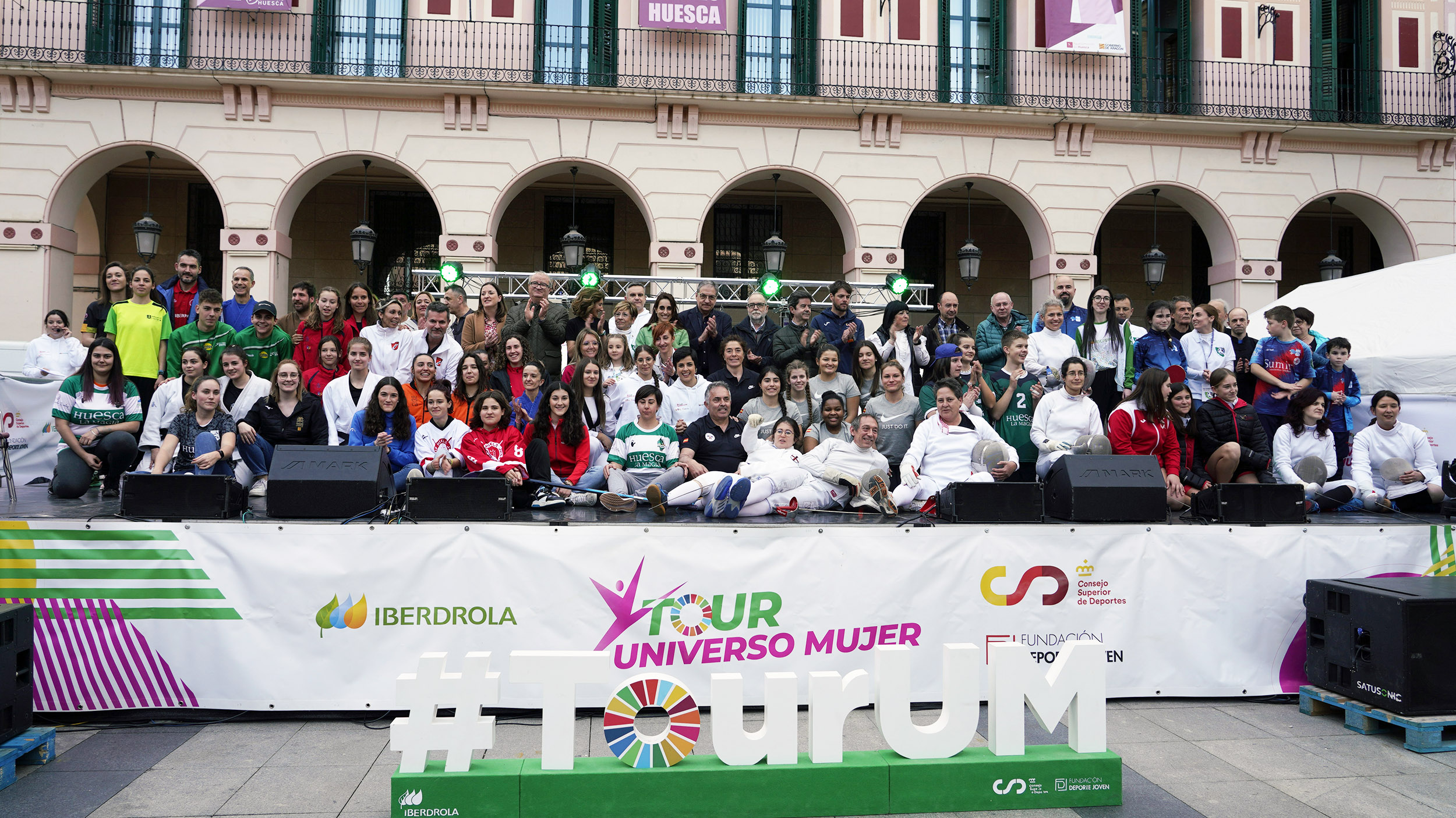 , La RFEDH participa en un multitudinario Tour Universo Mujer en Huesca, Real Federación Española Deportes de Hielo