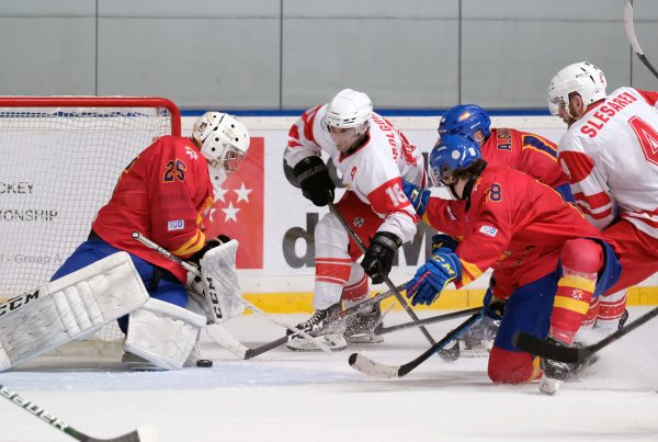 , España se hace fuerte desde la defensa (2-0), Real Federación Española Deportes de Hielo
