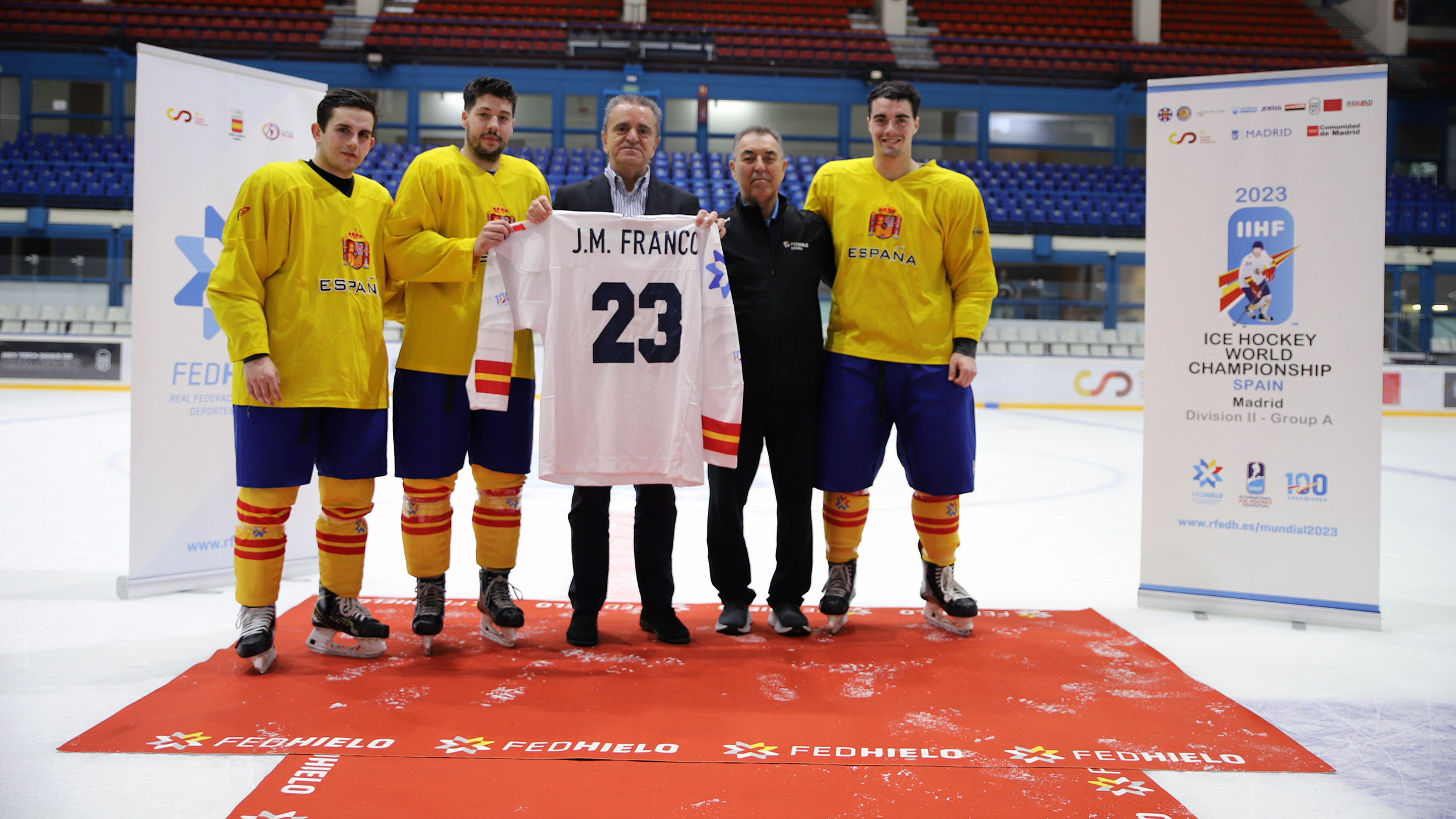 , José Manuel Franco, con la selección masculina de hockey hielo antes de su debut en el Campeonato del Mundo, Real Federación Española Deportes de Hielo
