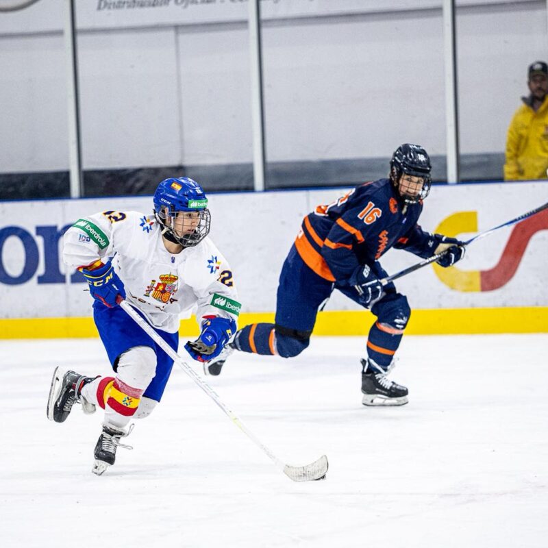 FEDHIELO, Espa&ntilde;a se muestra guerrera en su debut en la Divisi&oacute;n I ante Pa&iacute;ses Bajos (0-6), Real Federaci&oacute;n Espa&ntilde;ola Deportes de Hielo