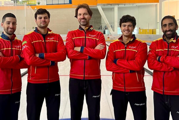 Selección española masculina de curling posando con la equipación nacional