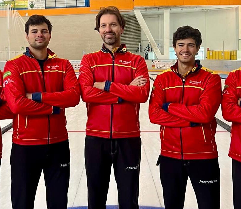 Selección española masculina de curling posando con la equipación nacional