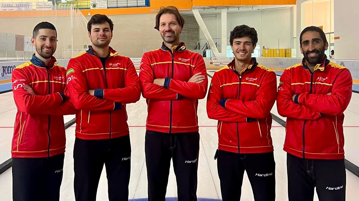 Selección española masculina de curling posando con la equipación nacional